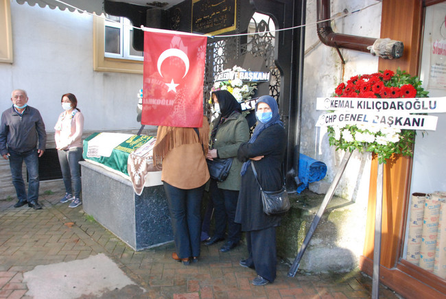 Hatice Akarsu, oğlu Barış Akarsu'nun yanına defnedildi - Resim : 1