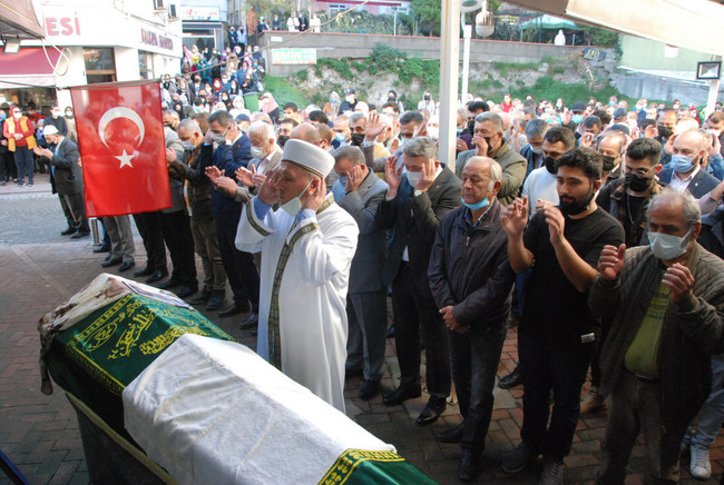 Hatice Akarsu, oğlu Barış Akarsu'nun yanına defnedildi - Resim : 2