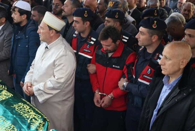 Bakan Tunç'u rahatsız eden görüntü! Televizyondan gördü, telefona sarıldı - Resim : 1