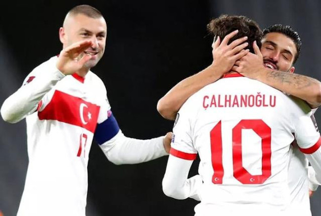 Burak Yılmaz'dan bayrağı devraldı! İşte A Milli Takım'ın yeni kaptanı - Resim : 1