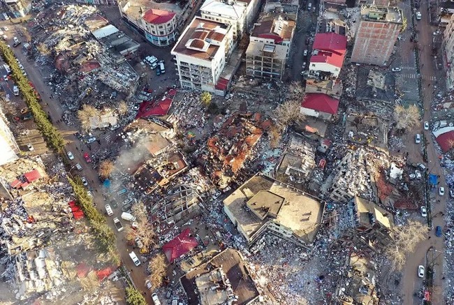 Deprem profesörü Ahmet Ercan şok etti! Göçük altında 184 bin kişi var - Resim : 1