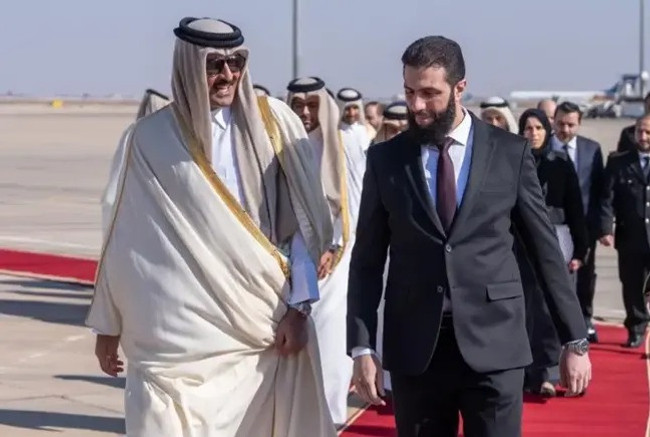 Katar Emiri Al Thani, Suriye'yi ziyaret eden ilk lider oldu! Şara havalimanında karşıladı… - Resim : 1