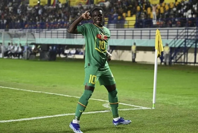 Fenerbahçe’den transfer bombası! Amara Diouf Türkiye'ye ayak bastı - Resim : 1
