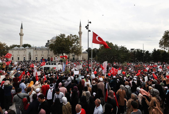 Tuğçe Kazaz LGBT karşıtı yürüyüşte konuştu! "Allah bize..." - Resim : 1