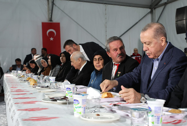 Cumhurbaşkanı Erdoğan ilk iftarını depremzedelerle açtı - Resim : 3