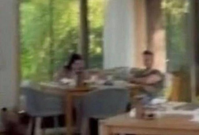 Aşk kaçamağı mı? Hande Erçel ile Kerem Bürsin Maldivler'de yakalandı! - Resim : 1