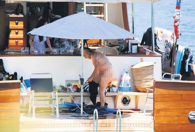 Çırılçıplak görüntülenen Sinan Çetin’den olay hareket! Bu sefer kıyafetleriyle güneşlendi - Resim : 1