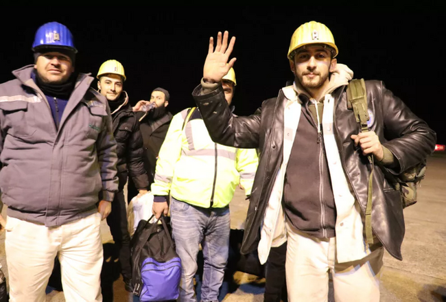 Zonguldaklı madenciler havalimanında böyle karşılandı - Resim : 1