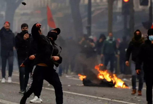 Paris sokakları savaş alanına döndü! Türkiye'den peş peşe açıklamalar - Resim : 2