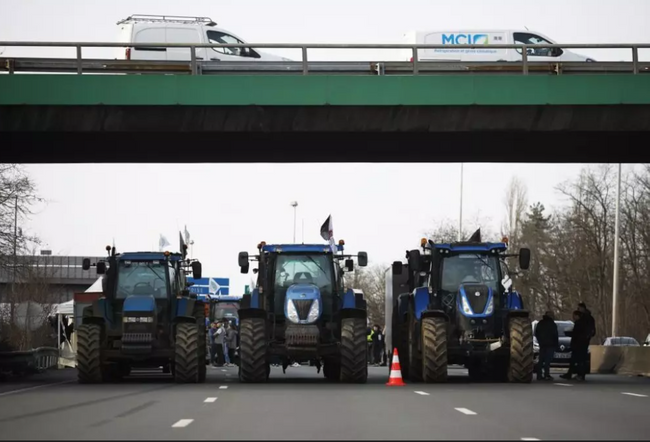 Çiftçiler Paris'i traktörlerle kuşattı, otoyollar kapandı! 15 bin polis ve jandarma bölgede - Resim : 1