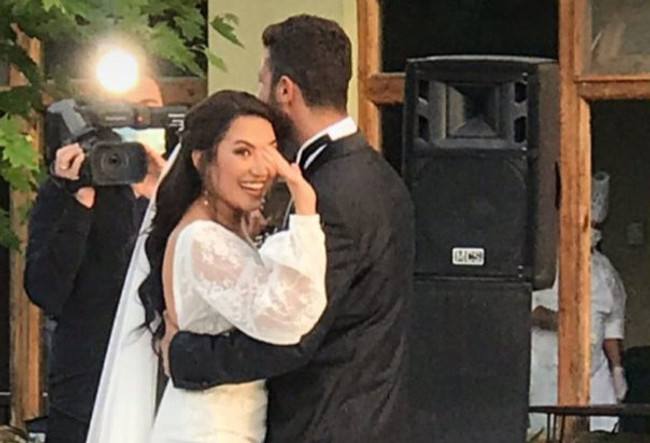 ÇGH 2’nin sevilen oyuncusu Cemile Canyurt düğün yaptı! Gelinliği büyük beğeni topladı - Resim : 4