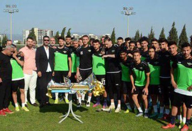 Akhisarspor'da başkan adayının getirdiği baklavayı yiyen 8 futbolcu kadro dışı bırakıldı - Resim : 1