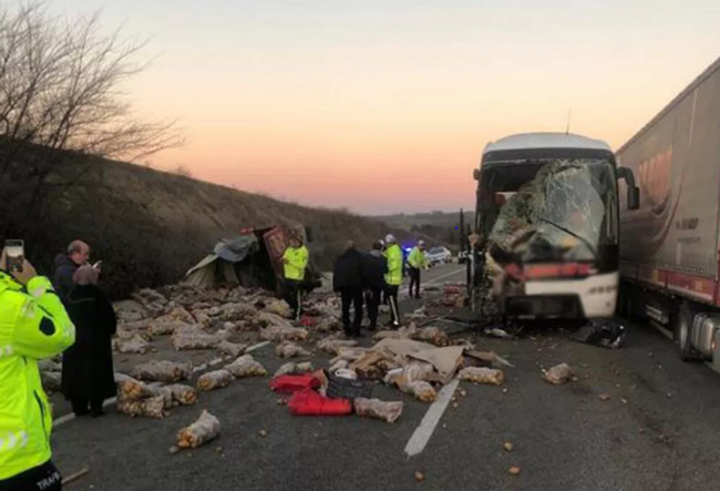 Yolcu otobüsü ile kamyon çarpıştı! Ölü ve yaralılar var - Resim : 1