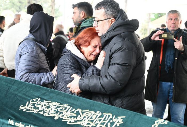 Ünlü yapımcı Erol Köse son yolculuğuna uğurlandı! Ablasından 'canım gitti' feryadı - Resim : 1