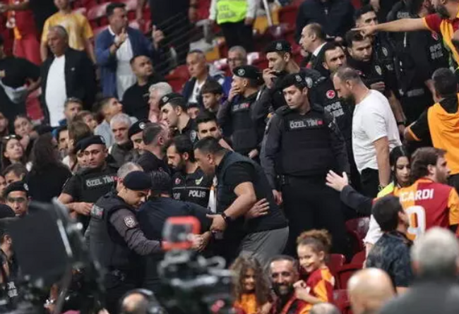 Galatasaray-PAOK maçı öncesinde olay çıktı - Resim : 1