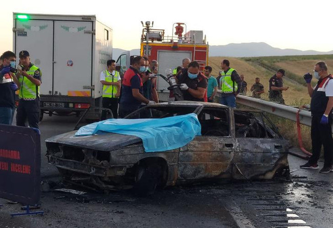 Düğüne giderken kaza yaptılar... Araç tamamen kül oldu: 3 kişi yanarak can verdi! - Resim : 1