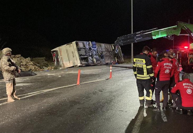 Mersin’de katliam gibi kaza: Yolcu otobüsü devrildi! Çok sayıda ölü ve yaralı var… - Resim : 1
