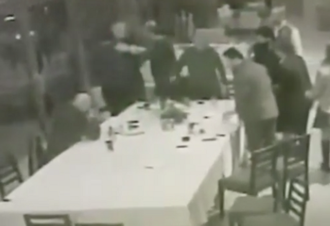 Cengiz Kurtoğlu iş insanına bı&ccedil;akla saldırdı mı? &Uuml;nl&uuml; sanat&ccedil;ıdan iddialara a&ccedil;ıklama geldi - Resim : 1