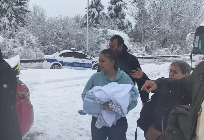 Korkunç kaza! 30 araç birbirine girdi: Çok sayıda yaralı var! - Resim : 1