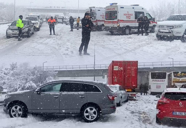 Korkunç kaza! 30 araç birbirine girdi: Çok sayıda yaralı var! - Resim : 2