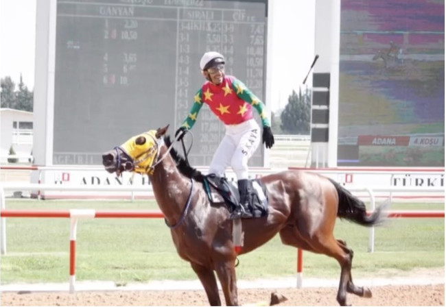 Jokey Selim Kaya, finişi geçerken kırbacını attı, ceza yedi - Resim : 1