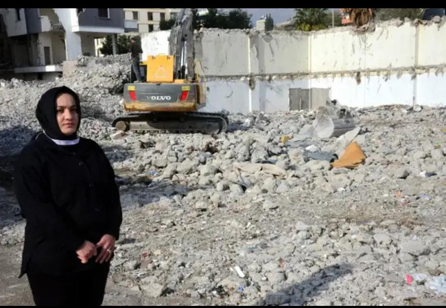 Ne memuru alkol bey! Depremzedelerle eğlendiler… - Resim : 2