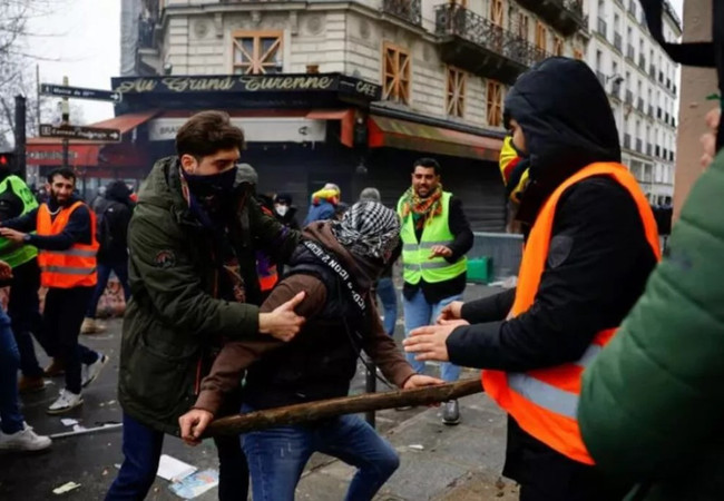 Paris sokakları savaş alanına döndü! Türkiye'den peş peşe açıklamalar - Resim : 7