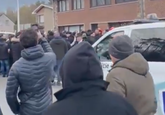 Türkler ve PKK destekçileri arasında arbede! Çok sayıda polis sevk edildi… - Resim : 1