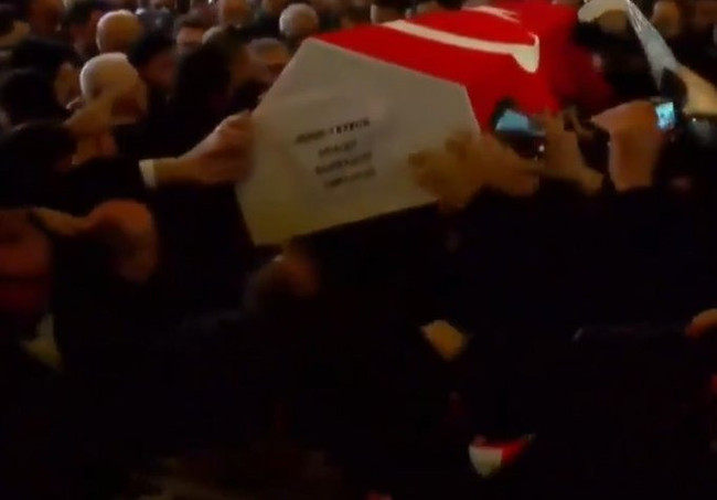 Ferdi Tayfur'un cenazesinde izdiham! Tabutu yere düşürüyorlardı - Resim : 1