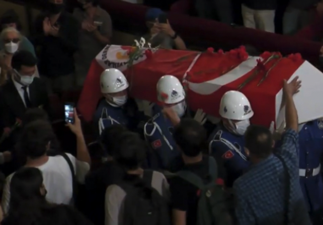 Büyük usta Ferhan Şensoy’a veda! İki kardeş gözyaşlarına boğuldu... - Resim : 18