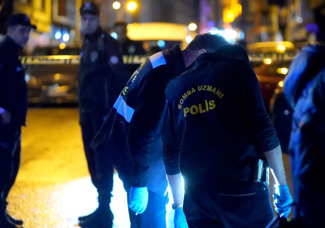 İstanbul'da eğlence mekanına el bombalı saldırı! Çok sayıda yaralı var… - Resim : 2