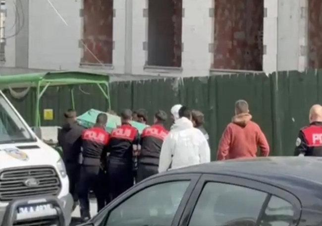 Beylikdüzü'nde araç içerisinde silahla vurulmuş halde bulundu - Resim : 2