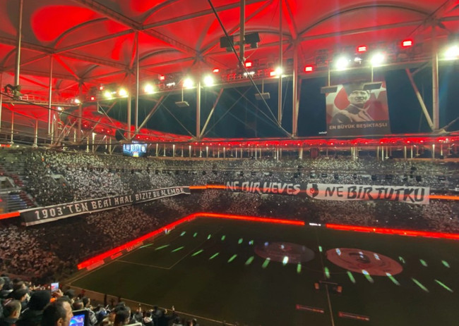 Beşiktaş taraftarından derbiye özel koreografi: ''Ne bir heves, ne bir tutku'' - Resim : 1