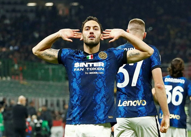 Milano derbisinde Hakan Çalhanoğlu'na olay pankart! - Resim : 1