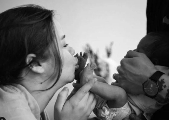 Alemin Kralı'nın ünlü oyuncusu anne oldu! İşte bebeğiyle ilk pozları - Resim : 4