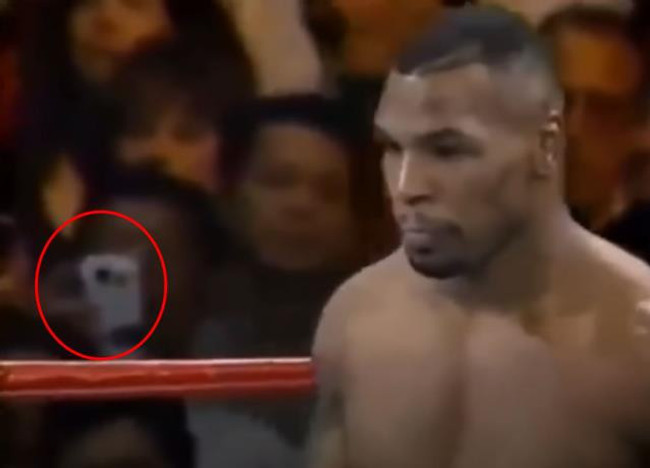 Görüntü 1995 yılından! Seyircinin elindeki cihaz Mike Tyson'ın tüylerini ürpertti - Resim : 1