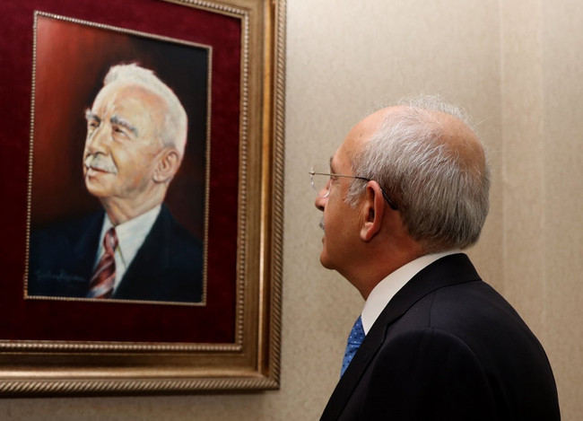 Kılıçdaroğlu, makam odasının kapılarını açtı! Heykel ve karikatür dikkat çekti... - Resim : 2