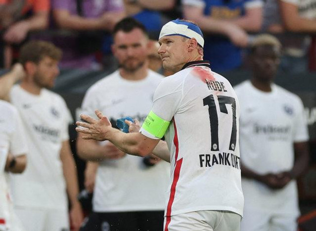 Avrupa Ligi finalinde yürekler ağza geldi! Kanlar içinde yerde kaldı... - Resim : 3