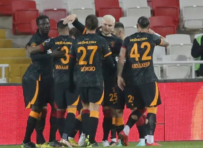 Galatasaray, Sivasspor'u deplasmanda 2-1'lik skorla mağlup etti - Resim : 1