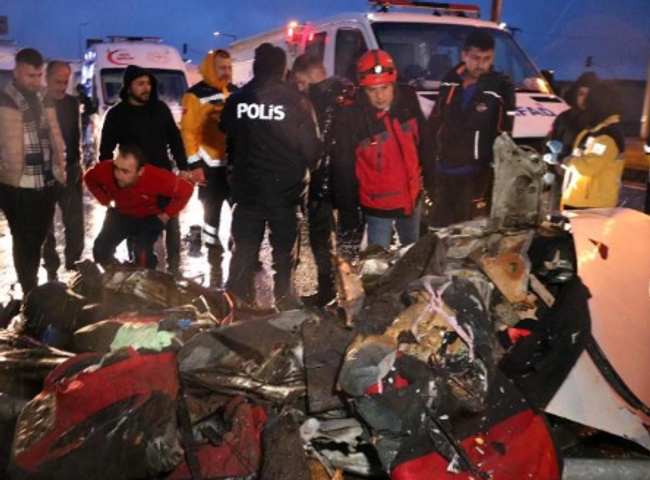 AFAD aracı kaza yaptı: Ölü ve yaralılar var - Resim : 1