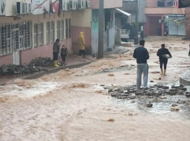 Deprem bölgesinde sağanak alarmı: Yine ortalık göl oldu - Resim : 1