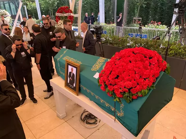 Tansu Çiller’in eşi Özer Uçuran Çiller, son yolculuğuna uğurlanıyor - Resim : 1