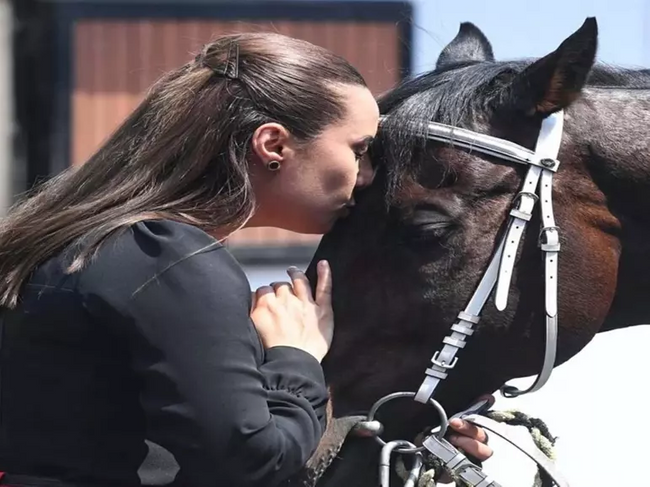 Spiker Esen Gök, son yolculuğuna uğurlandı - Resim : 4