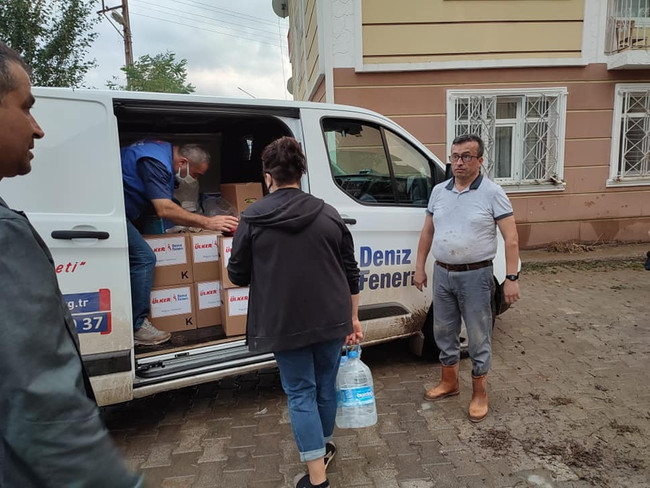 Deniz Feneri sel afeti yaşayan Batı Karadeniz’de… - Resim : 1