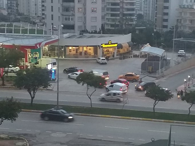 Akaryakıt zammı öncesi benzin istasyonlarında uzun kuyruk - Resim : 2