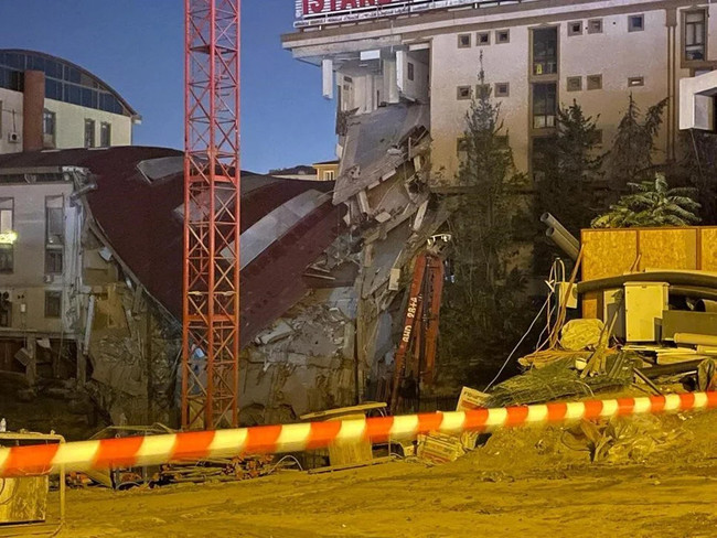 İstinat duvarı çöktü! Arel Üniversitesi'nin binası hasar gördü! - Resim : 1
