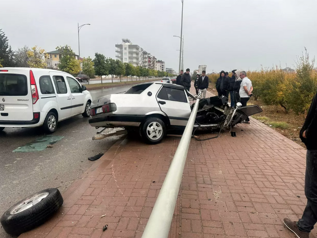 Direğe çarpan otomobil görenleri şok etti - Resim : 1