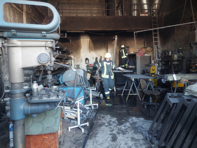 İş yerinde yangın çıktı; patronun kovada sakladığı 1 milyon TL yandı - Resim : 1