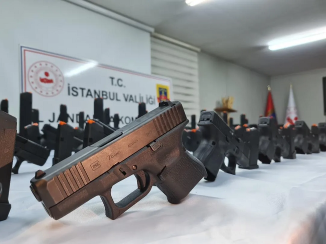 İstanbul'un göbeğinde bavulla suikast silahı ticareti! Jandarma restoranı bastı - Resim : 2