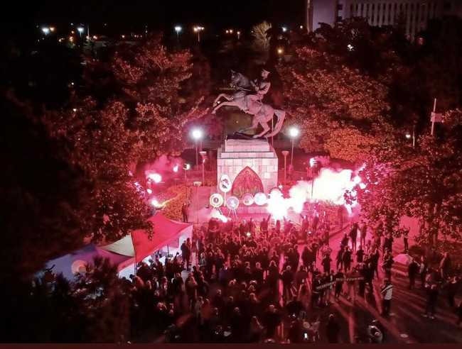 Samsun'da vatandaşlar Atatürk Anıtı'nda nöbet tutuyor: Saldırı anının görüntüleri ortaya çıktı - Resim : 3